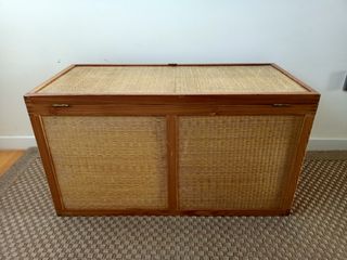 Baúl de madera y mimbre
