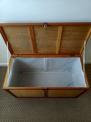 Baúl de madera y mimbre