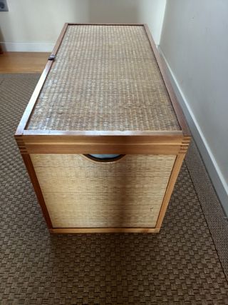 Baúl de madera y mimbre