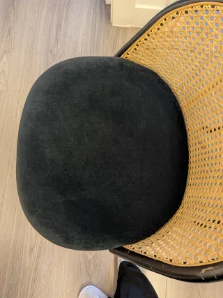 Juego de 2 Sillas Rattan y Terciopelo Negro.