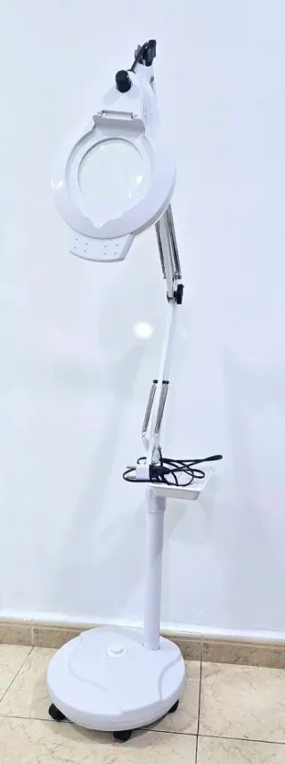 Lupa de pie estética blanca