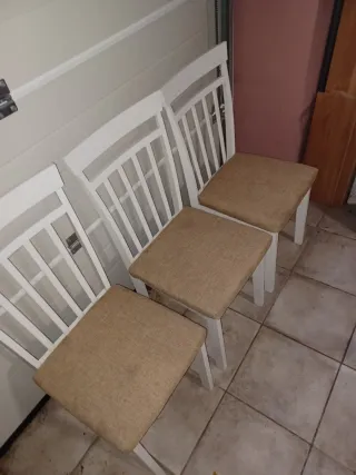 3 Sillas Blancas Realy Madera 50 € las tres sillas