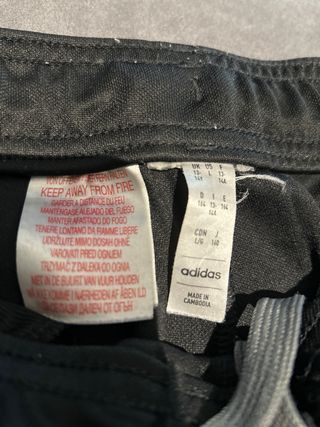 Pantalón chándal Adidas negro talla 13-14 años.