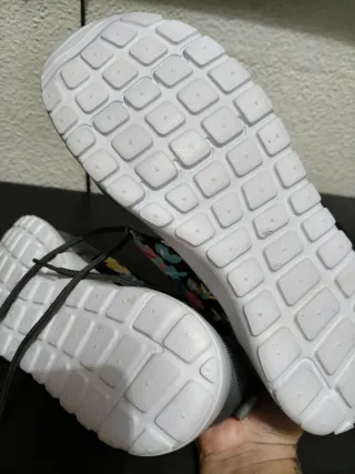 Deportivas mujercon etiqueta ,grises con estampado