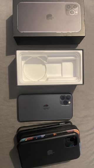 iPhone 11 pro con 5 fundas