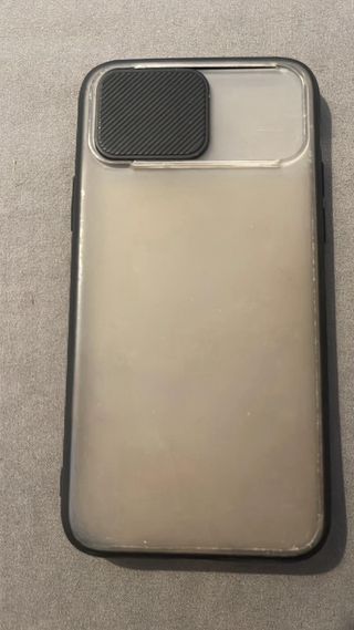 iPhone 11 pro con 5 fundas