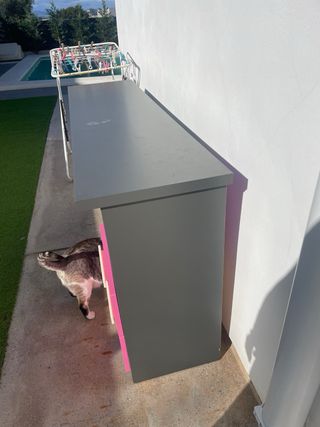 Escritorio gris y rosa