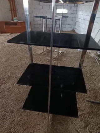 Perchero con estantes de cristal y metal