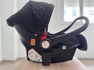 Silla de coche negra acolchada