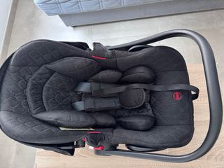 Silla de coche negra acolchada