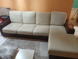 Sofá chaise longue beige y marrón