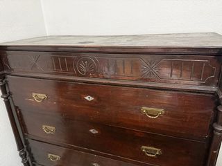 Cómoda de madera estilo clásico