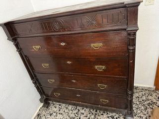 Cómoda de madera estilo clásico