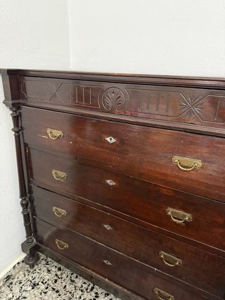 Cómoda de madera estilo clásico