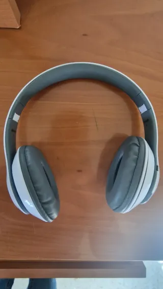 Auriculares Bluetooth Grises y Blancos