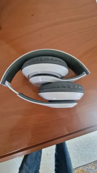 Auriculares Bluetooth Grises y Blancos