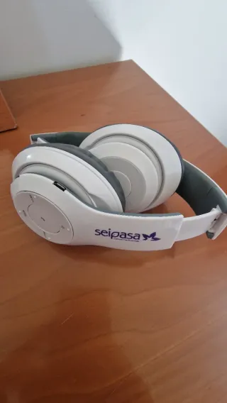 Auriculares Bluetooth Grises y Blancos