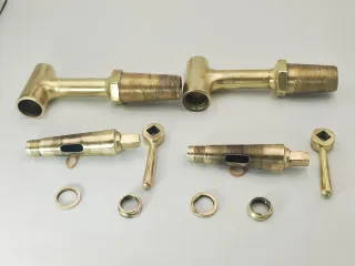 Dos grifos de barrica o tonel en bronce