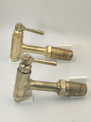 Dos grifos de barrica o tonel en bronce