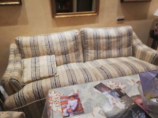 Sofá de tela beige y azul