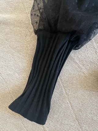 Camiseta negra manga abullonada tul