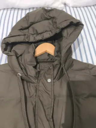 Chaleco acolchado verde militar con capucha