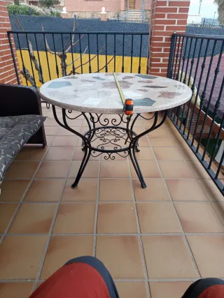 Mesa redonda de jardín multicolor