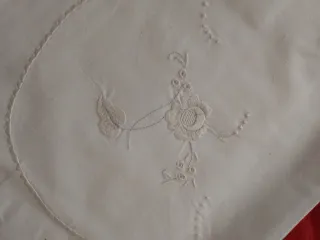 Sábana blanca bordada con flores