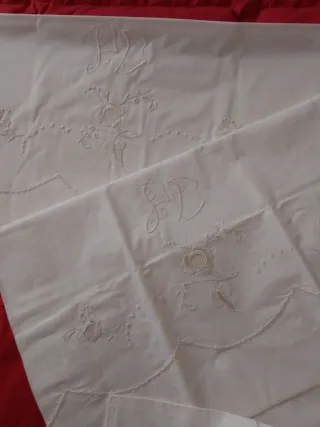 Sábana blanca bordada con flores