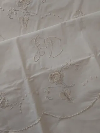 Sábana blanca bordada con flores