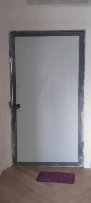 Puerta metálica con cerradura