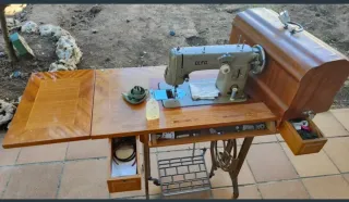 Máquina de coser Alfa antigua con mueble