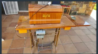 Máquina de coser Alfa antigua con mueble