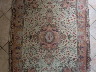 Tappeto persiano beige e rosa come nuovo