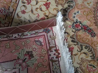 Tappeto persiano beige e rosa come nuovo