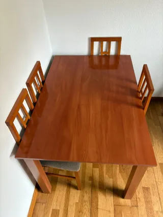 Mesa de comedor de madera