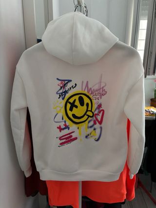 Sudadera Blanca con Diseño Smiley Graffiti