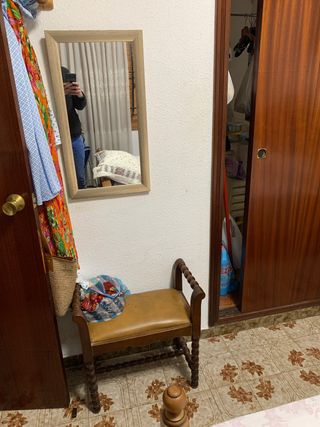 Banco y espejo de madera y piel