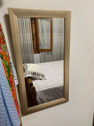 Banco y espejo de madera y piel