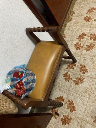 Banco y espejo de madera y piel