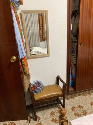 Banco y espejo de madera y piel