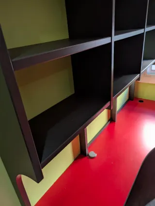 Escritorio de esquina con estantería