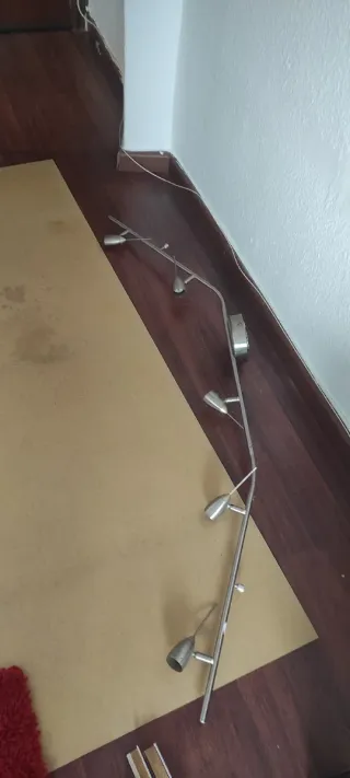 Lámpara de metal plateada