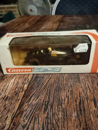 Coche tipo Scalextric Carrera Profi