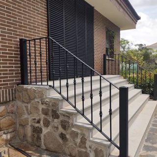 Herrero/cerrajero/ hierro metal en madrid