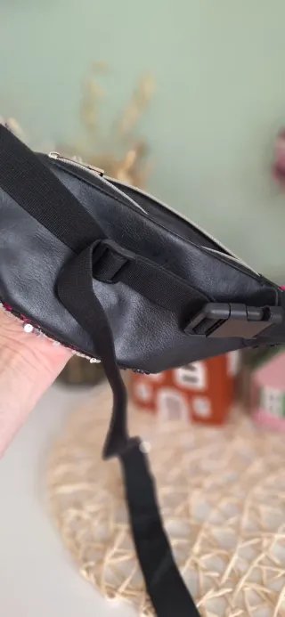 Riñonera lentejuelas fucsia y plata