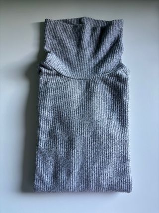 Jersey gris cuello alto mujer