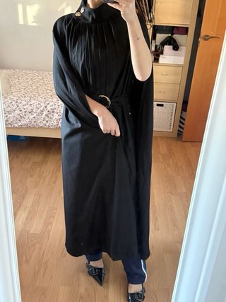 Capa elegante azul marino oscuro