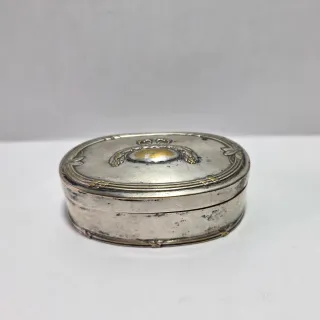 Piccola scatola ovale in metallo argentato