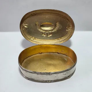 Piccola scatola ovale in metallo argentato